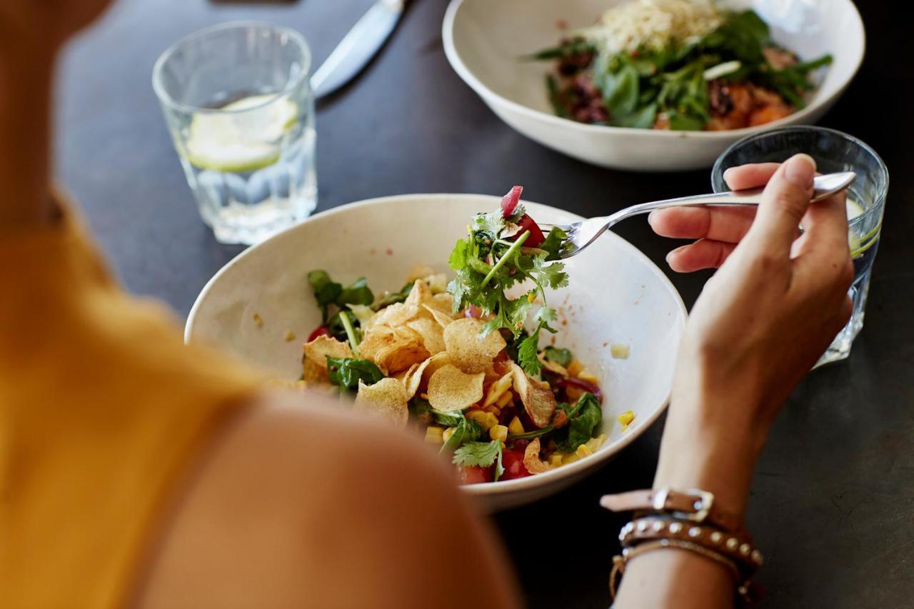 Hyatt Place Jaipur Malviya Nagar Εξωτερικό φωτογραφία A woman eating a salad